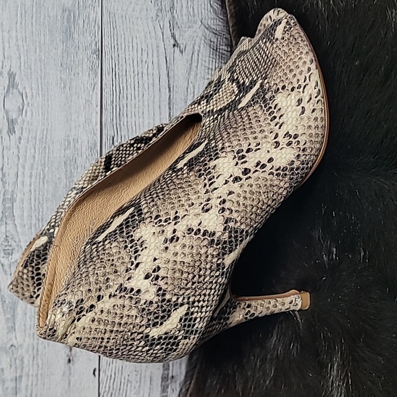 Halogen Leather Snakeskin Peep Toe Booties Sz 7.5 - Picture 1 of 11